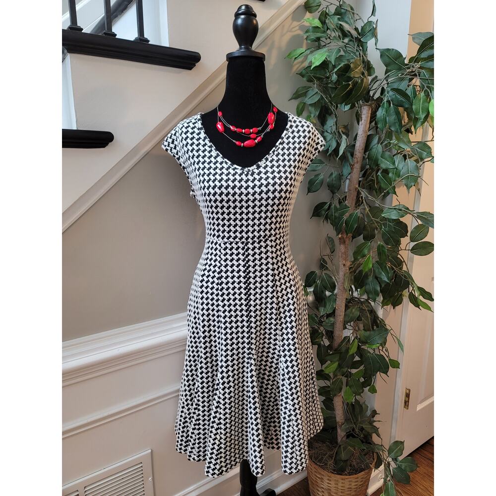 Taylor Dress Houndstooth Women's Size 4 Black White V-Neck Casual Knit